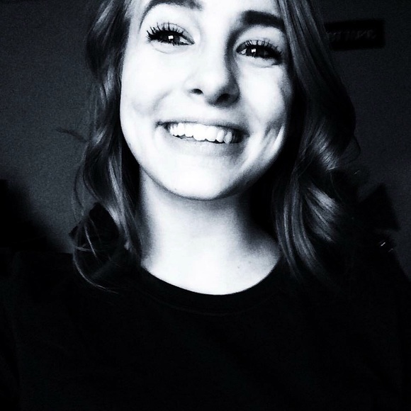 Profile Picture of Lacey Desormeaux (@nurosoup) on Poshmark