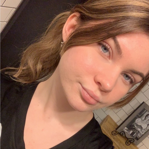 Profile Picture of Lindsey Mackessy (@lindseymackessy) on Poshmark