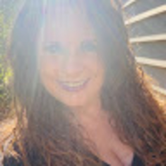 Profile Picture of Suzanne Bridge (@suzertude) on Poshmark