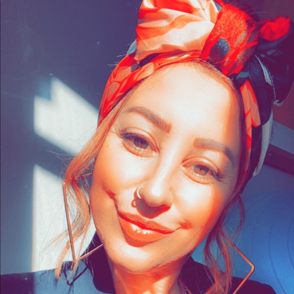 Profile Picture of Lindsay Catlow (@lcatlow) on Poshmark