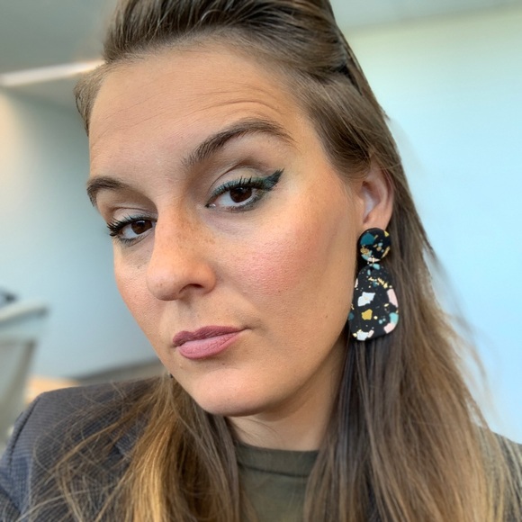 Profile Picture of S Simmons (@artshelady) on Poshmark