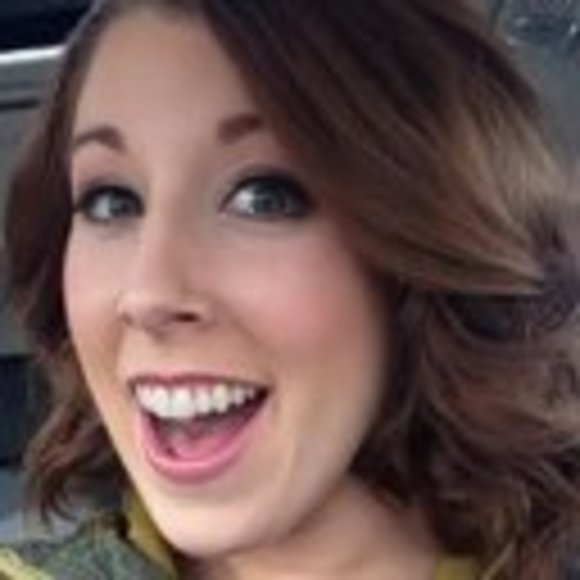 Profile Picture of Alice Fowler (@alicefowler985) on Poshmark