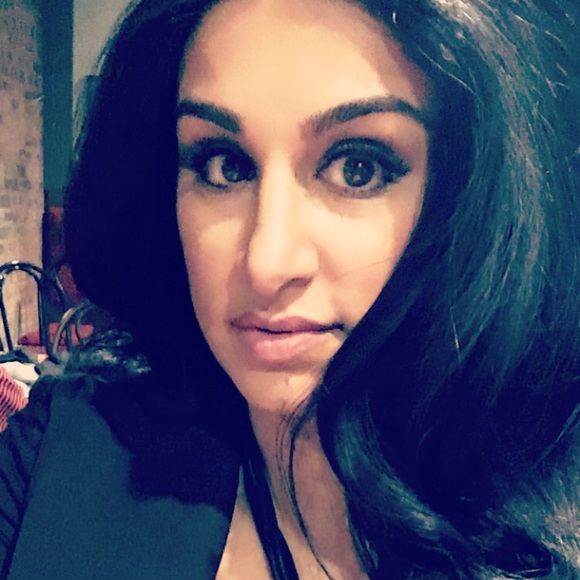 Profile Picture of Farzeen Anwar (@zeeners) on Poshmark