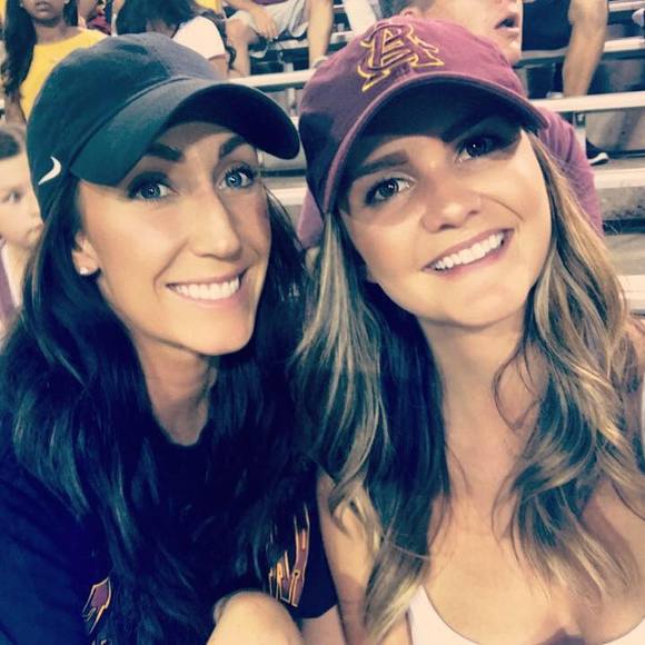 Profile Picture of Kelcey Teyechea (@kteyechea) on Poshmark