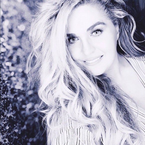 Profile Picture of Maria Varella (@mvarella11111) on Poshmark