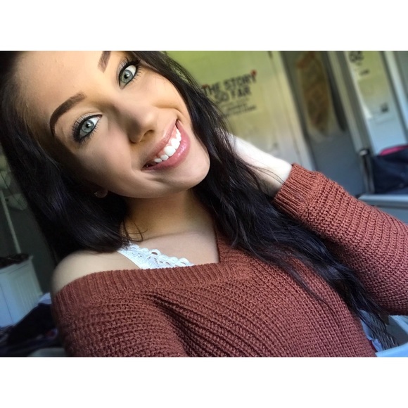Profile Picture of Sharlee Nazarkiewicz (@sharlee_mayaa) on Poshmark