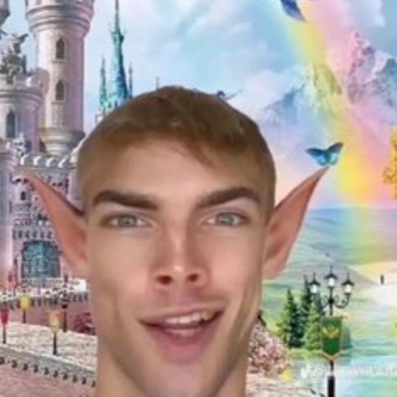 Profile Picture of Kuro Clockwork (@livingonpockys) on Poshmark