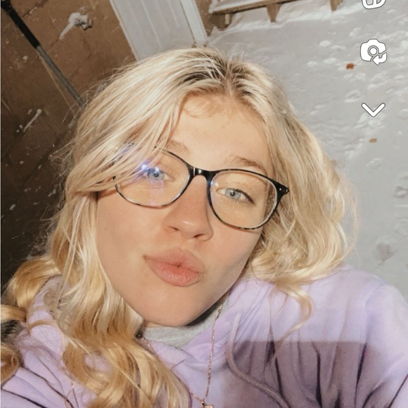 Profile Picture of Kimberly Suhr (@kimberly_suhr) on Poshmark