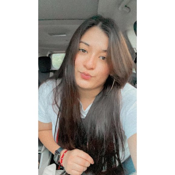 Profile Picture of Yariela Lopez (@yariel0851) on Poshmark