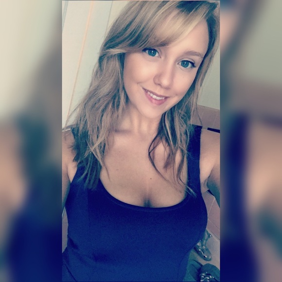 Profile Picture of Danielle Schroeder (@daniellejean93) on Poshmark