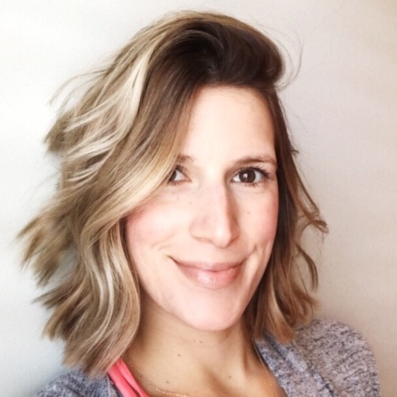 Profile Picture of Claire Walters (@ccwalters) on Poshmark