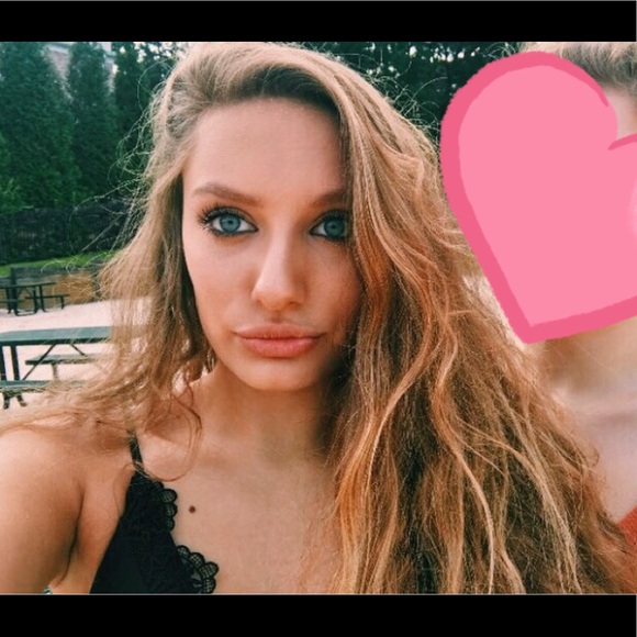 Profile Picture of Heidi Shrontz (@heidishrontz) on Poshmark