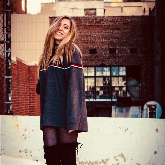 Profile Picture of Nicole Wronski (@nwronski) on Poshmark