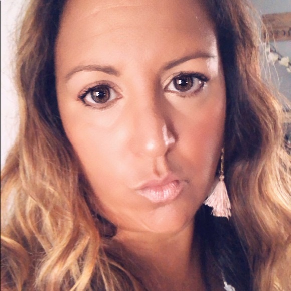 Profile Picture of Angela Flammio (@shoppingang212) on Poshmark