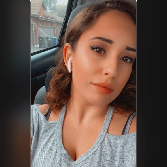 Profile Picture of Alexia Ghelfi (@alexiaghelfi) on Poshmark