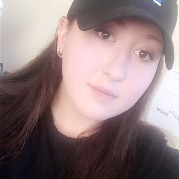 Profile Picture of Lauren Karmilowicz (@laurenkarm22) on Poshmark