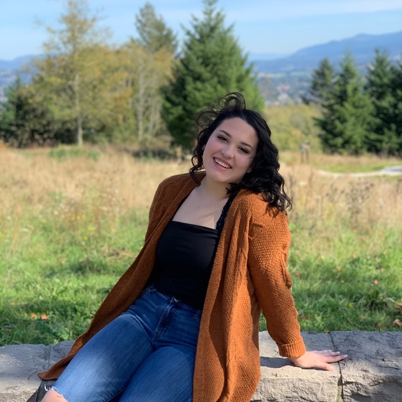 Profile Picture of Michelle Lua (@michellelua458) on Poshmark