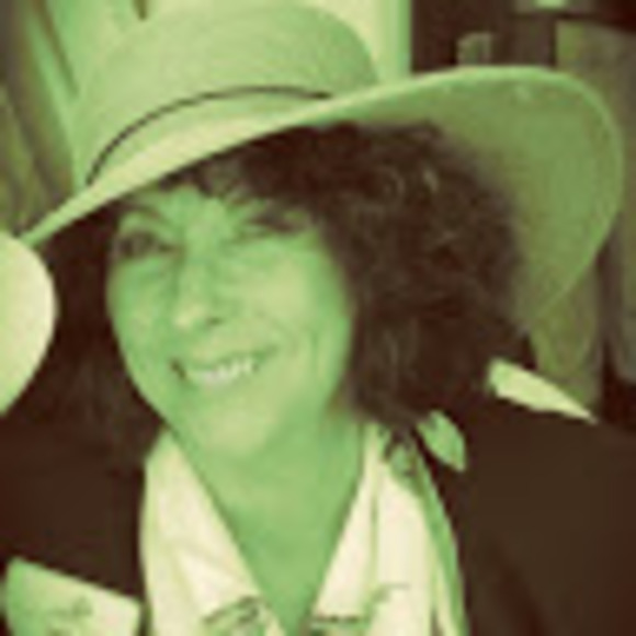 Profile Picture of Janet Dart (@janetdart) on Poshmark