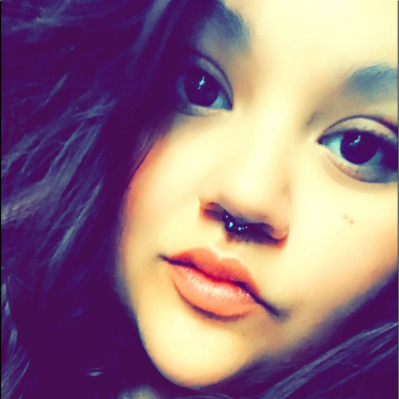 Profile Picture of Marie Knisely (@marieloy2018) on Poshmark