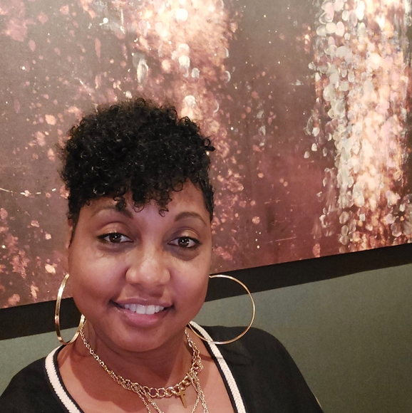 Profile Picture of Anissia Patt (@anissiapatt) on Poshmark