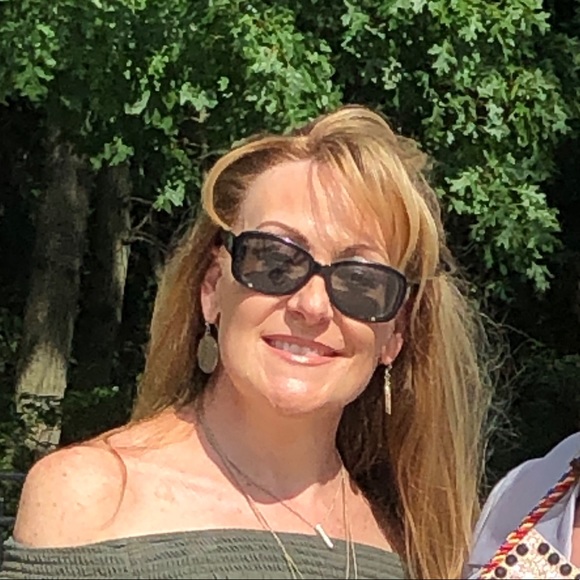 Profile Picture of Carolann Bartolino (@cbartolino) on Poshmark