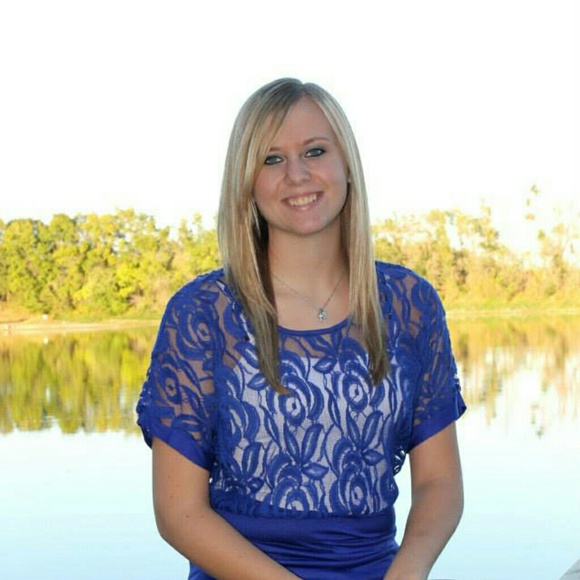 Profile Picture of Courtney Kelderman (@cokelderman) on Poshmark