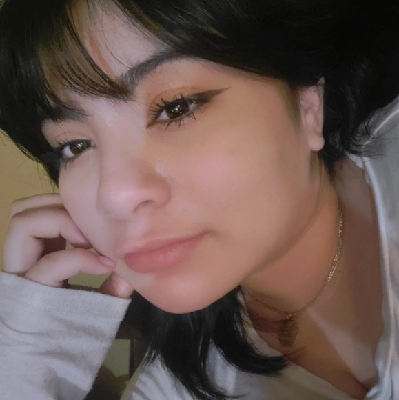 Profile Picture of Damara Cid (@damaracid) on Poshmark