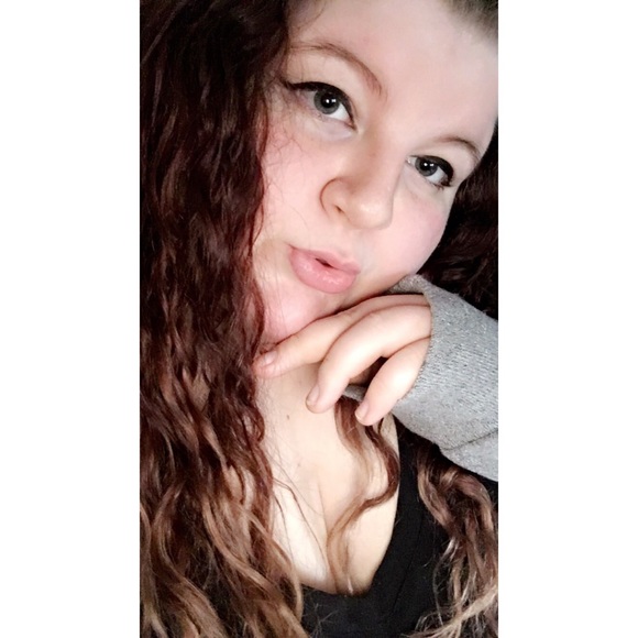 Profile Picture of Caitlyn Introne (@caitlynmi000) on Poshmark