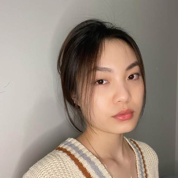 Profile Picture of Hellen Dinh (@hellendinh) on Poshmark