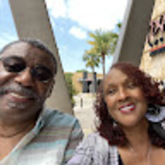Profile Picture of Debra Willis (@dlakaye75) on Poshmark
