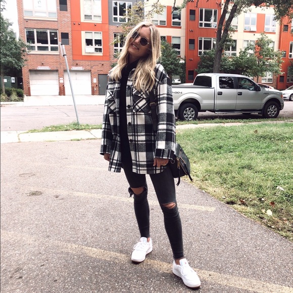 Profile Picture of Molly Hawkins (@mollyehawk) on Poshmark