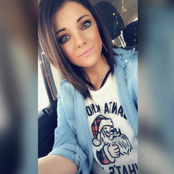 Profile Picture of Tara Schumm (@tarajaclynn) on Poshmark