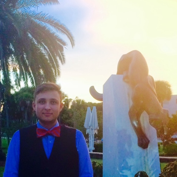 Profile Picture of Alex Winstead (@winsaled) on Poshmark