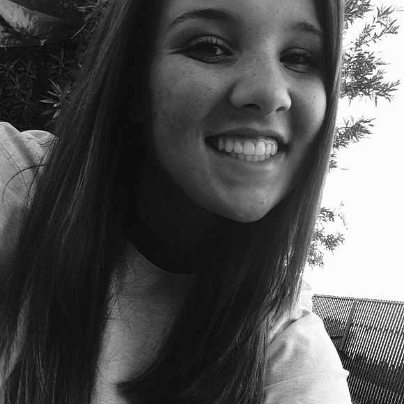 Profile Picture of Tayler Eidsness (@heyitstayy) on Poshmark