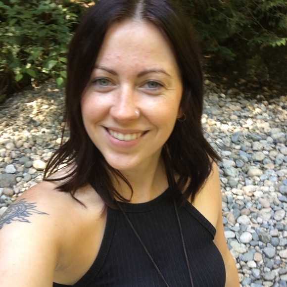 Profile Picture of Amanda Davidge (@amandadavidge) on Poshmark