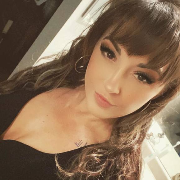 Profile Picture of Alexis Schröader (@island_girl_22) on Poshmark