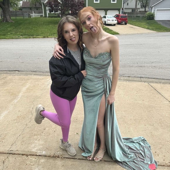 Profile Picture of Lexi Rife (@lrife88952) on Poshmark