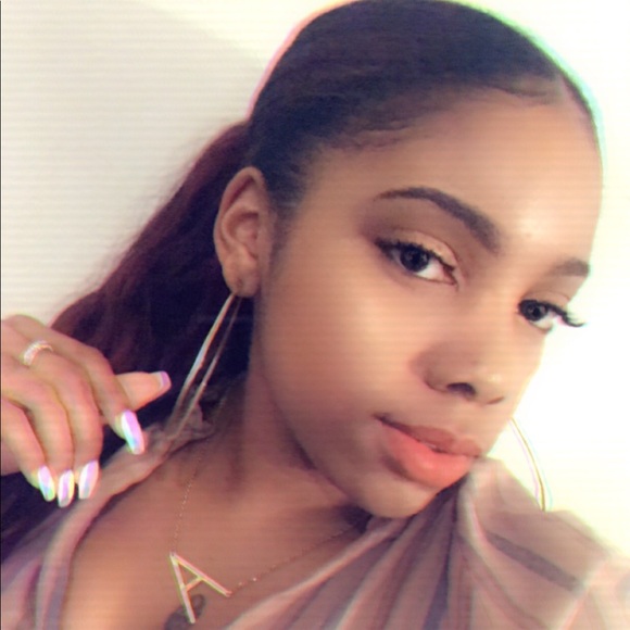 Profile Picture of Alexanderia Gates (@acgates19) on Poshmark