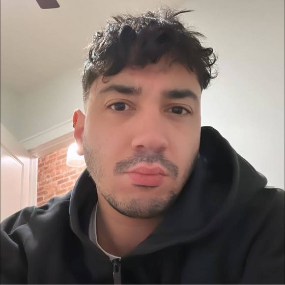 Profile Picture of Johnny Taranto (@johnny_taranto) on Poshmark