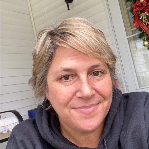 Profile Picture of Cheri Calvert (@chericalvert) on Poshmark