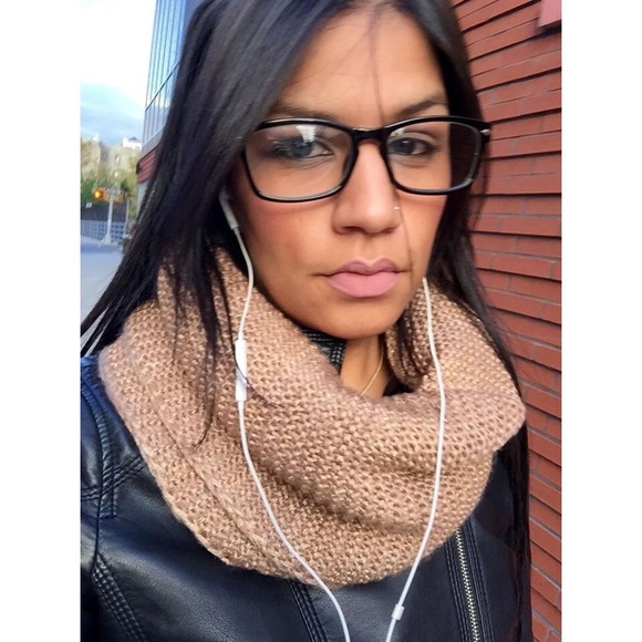 Profile Picture of Amelia Ruiz (@ameliiaa19) on Poshmark