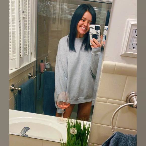 Profile Picture of Olivia Neal (@olivianeal991) on Poshmark