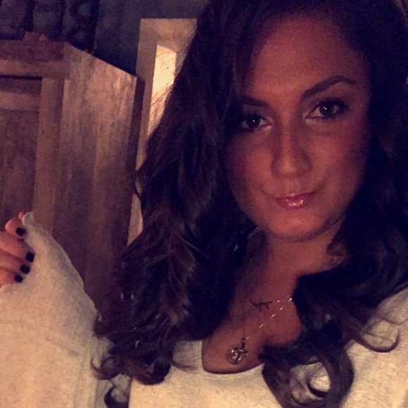 Profile Picture of Ali Brown (@brownali32) on Poshmark