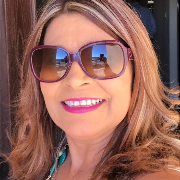 Profile Picture of Cynthia Munoz (@jeyonie) on Poshmark