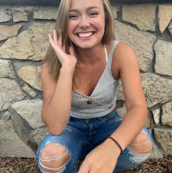 Profile Picture of Danielle Sheldon (@daniellesheldon) on Poshmark