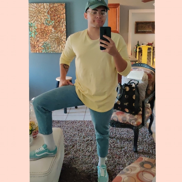 Profile Picture of Alex Bencosme (@yellhard) on Poshmark