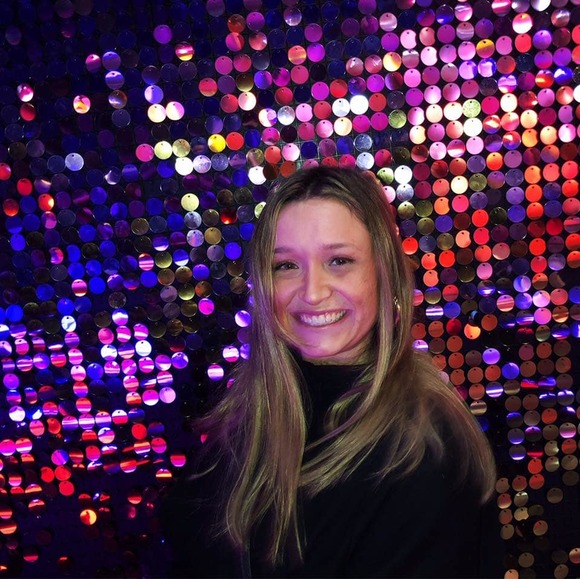 Profile Picture of Lara Hurst (@rockenhurst) on Poshmark