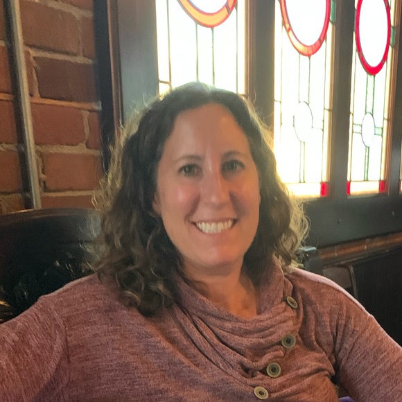 Profile Picture of Beth Eiring (@beth_eiring) on Poshmark