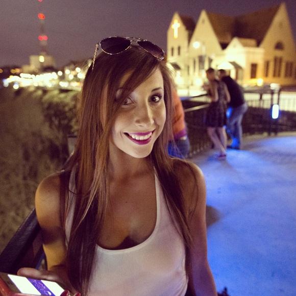 Profile Picture of Shannon Strnisha (@shafashionfinds) on Poshmark