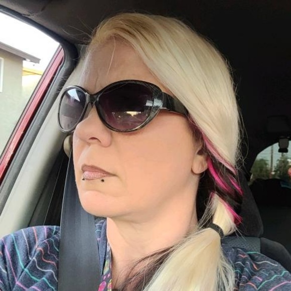 Profile Picture of Elizabeth Rettus (@erettus77) on Poshmark